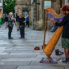 Tocando el arpa.Música en la calle.