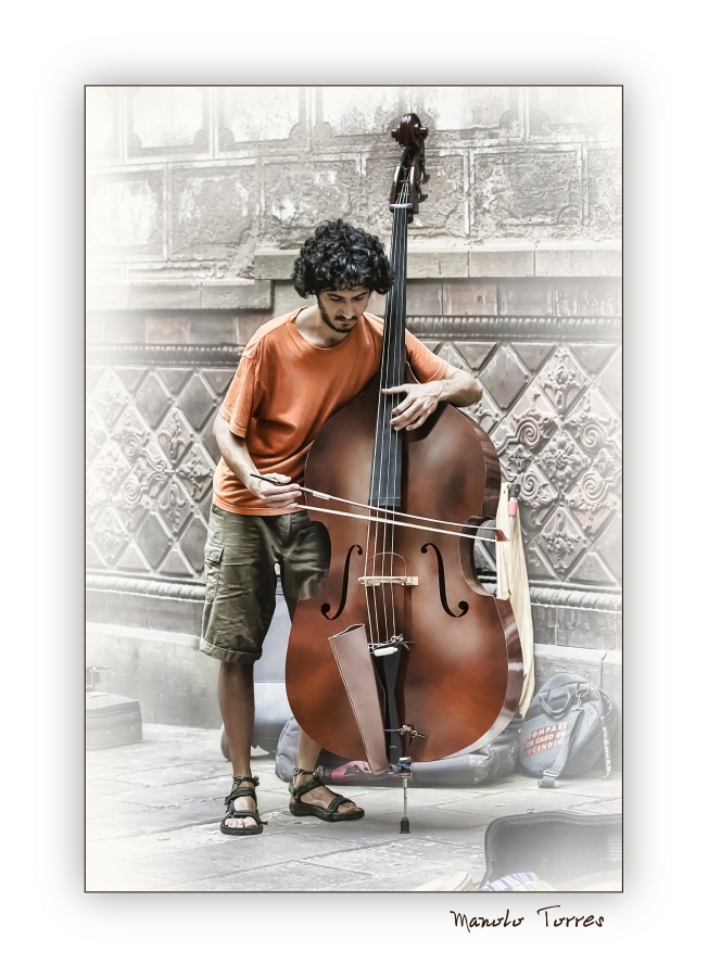 Tocando el contrabajo en la calle (Para Lola y Fernando)