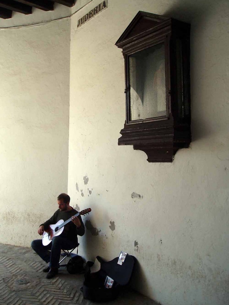 Tocando en la Juderia (Sevilla)