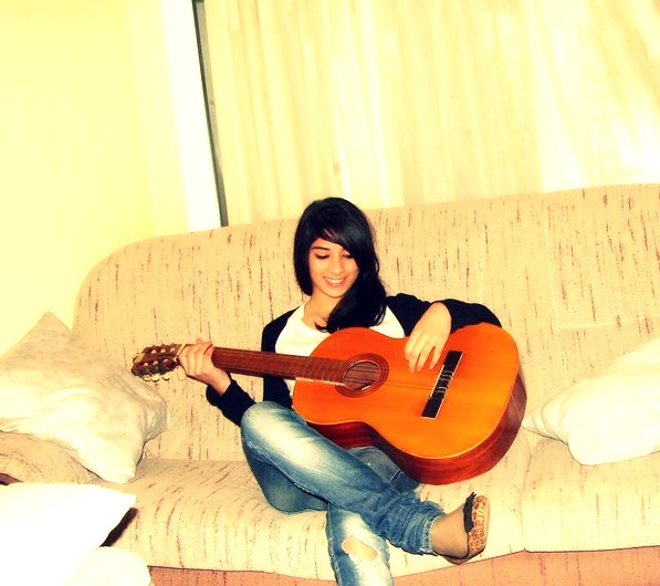 TOCANDO LA GUITARRA.