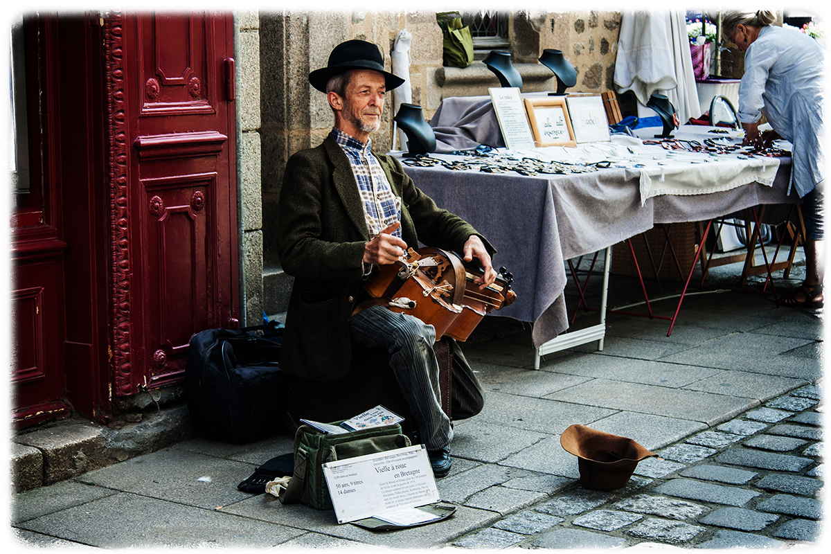 Tocando la zanfoña en la calle