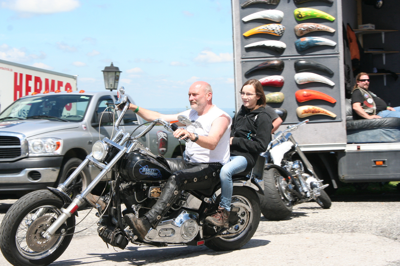 Tochter auf einer Harley