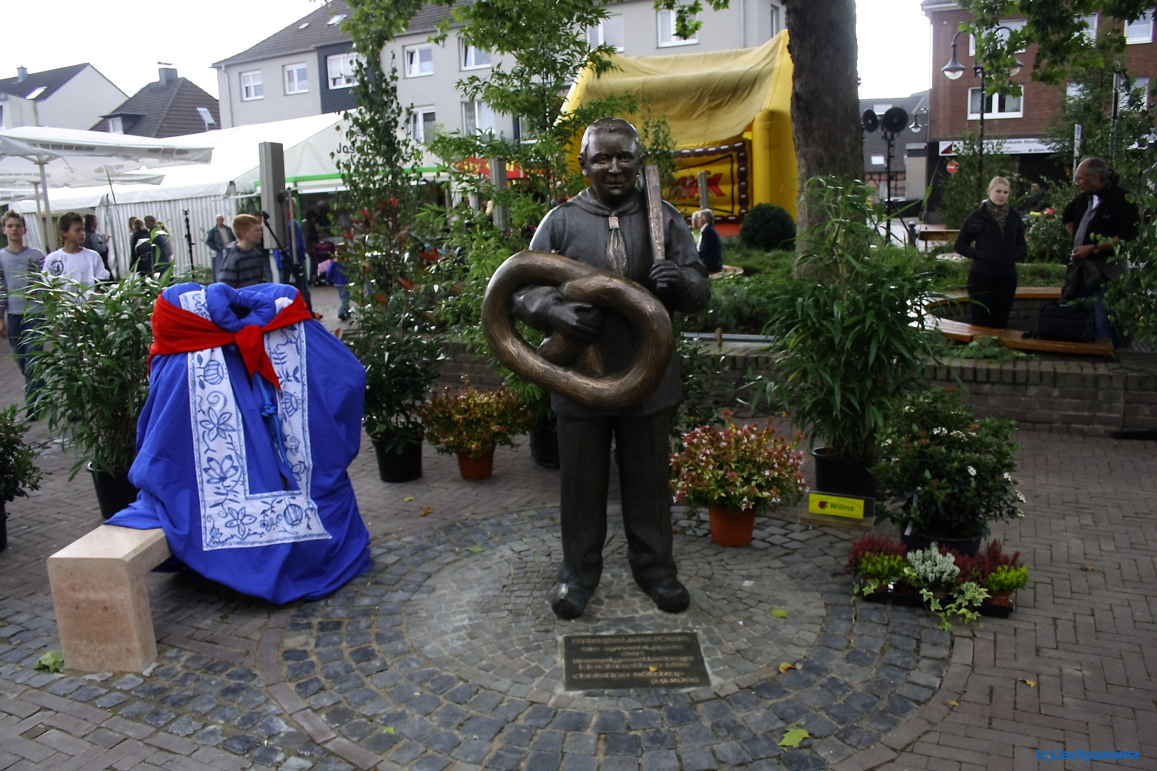 Tochter und Enkel sind zum Brezel-Opa auf d. Johann-Breuker-Platz gezogen. Bis Freitag noch verhüllt