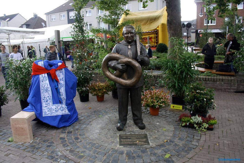 Tochter und Enkel sind zum Brezel-Opa auf d. Johann-Breuker-Platz gezogen. Bis Freitag noch verhüllt