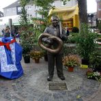 Tochter und Enkel sind zum Brezel-Opa auf d. Johann-Breuker-Platz gezogen. Bis Freitag noch verhüllt