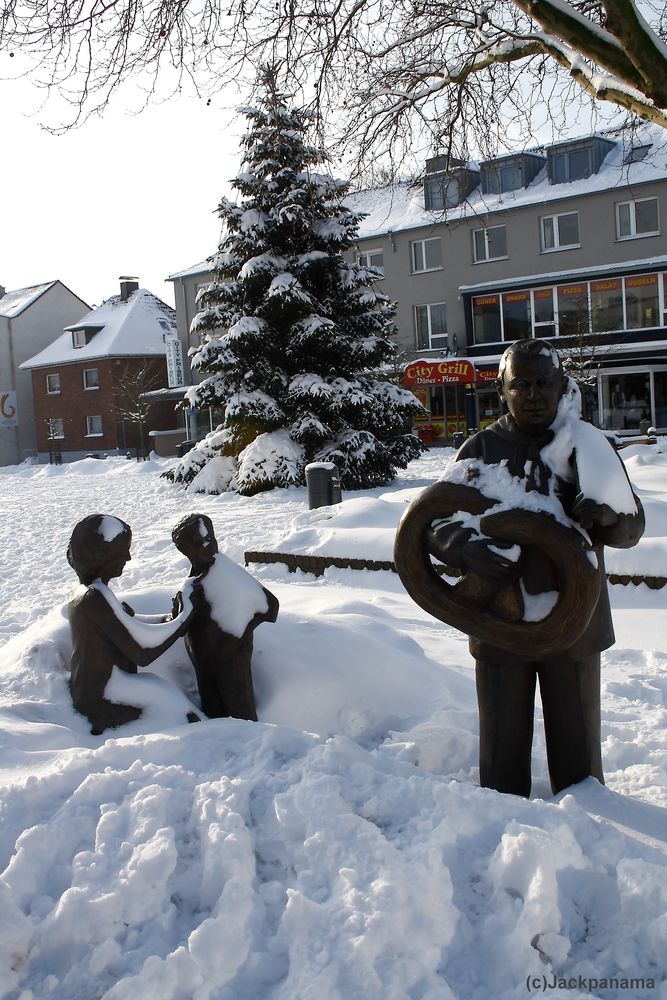 Tochter und Enkel vom Brezel-Opa auf dem Johann-Breuker-Platz in Kirchhellen im Schnee