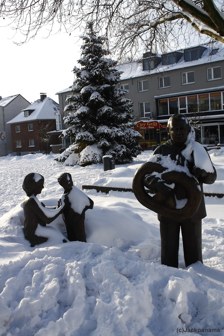 Tochter und Enkel vom Brezel-Opa auf dem Johann-Breuker-Platz in Kirchhellen im Schnee