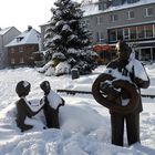 Tochter und Enkel vom Brezel-Opa auf dem Johann-Breuker-Platz in Kirchhellen im Schnee