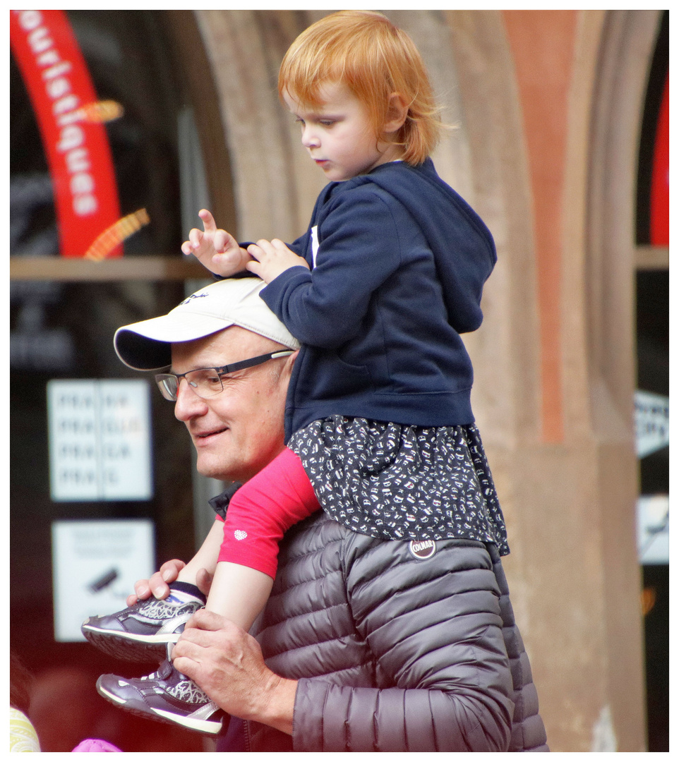 Tochter und Papa auf einem Spaziergang.....