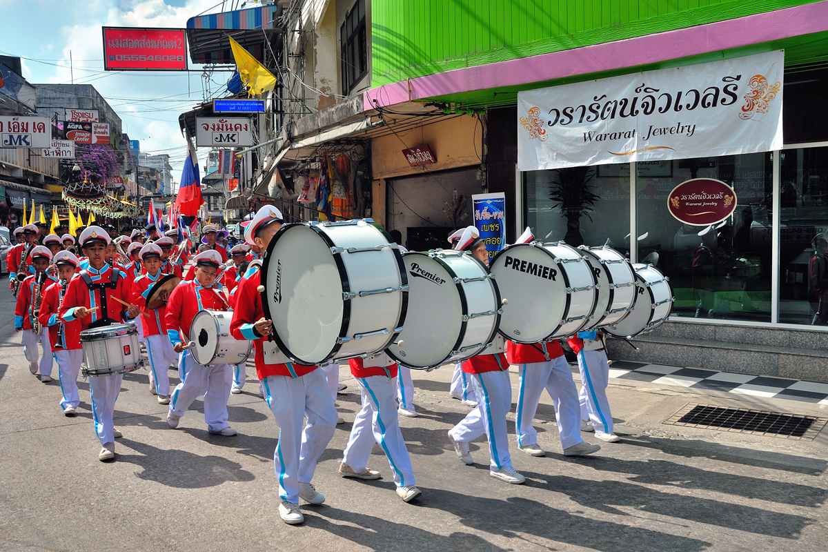 Tod Kathin Parade in Mae Sot