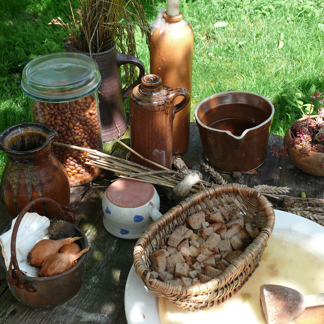 Töpfe, Krüge, Körbe, Brot und Bohnen