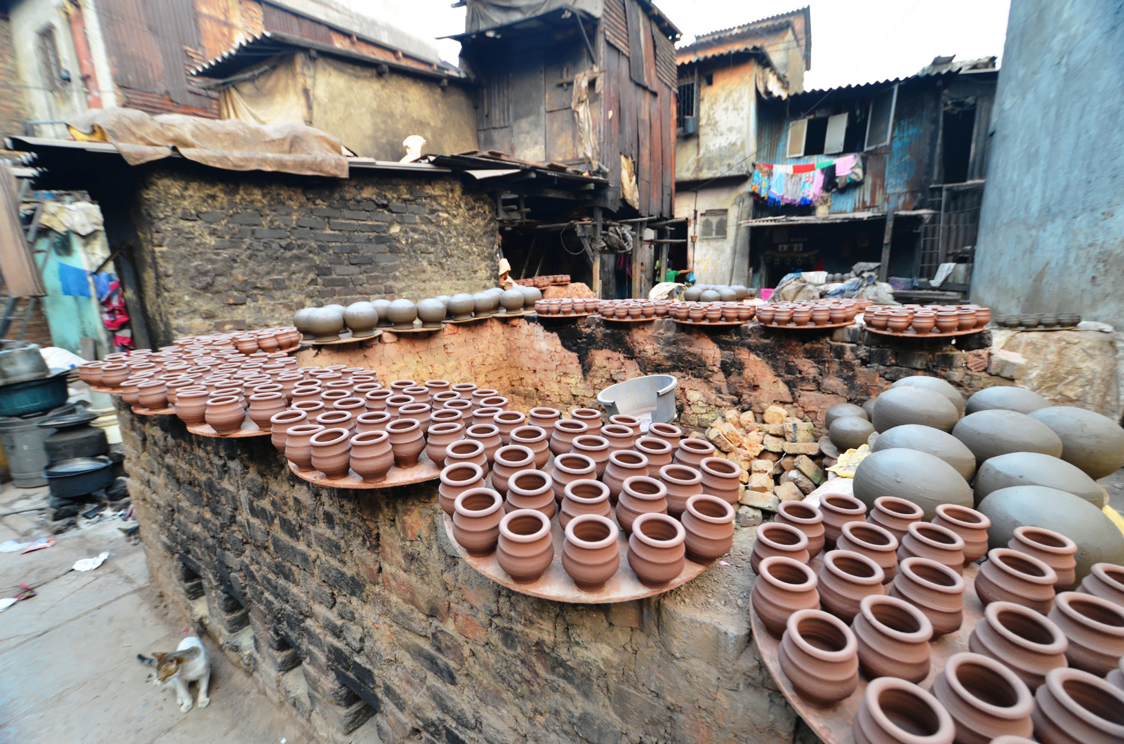 Töpferei im Slum von Mumbai