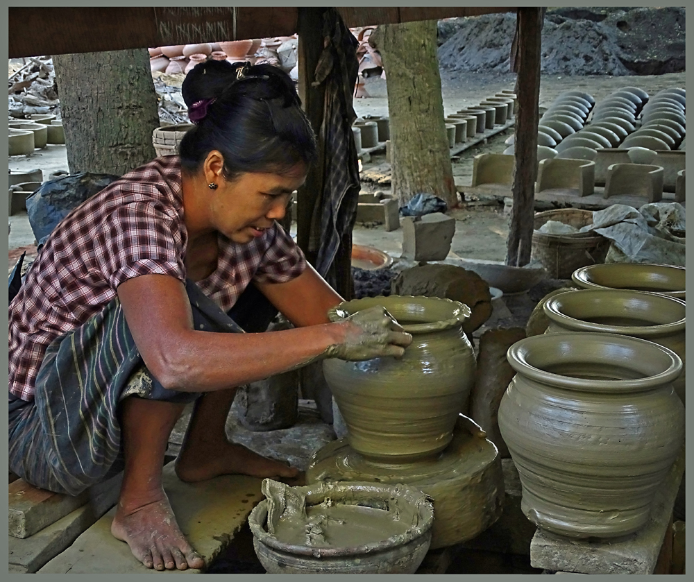 Töpferin in Myanmar