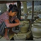 Töpferin in Myanmar