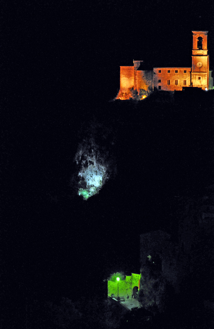 Toffia,la chiesa, la grotta e la porta d'accesso...