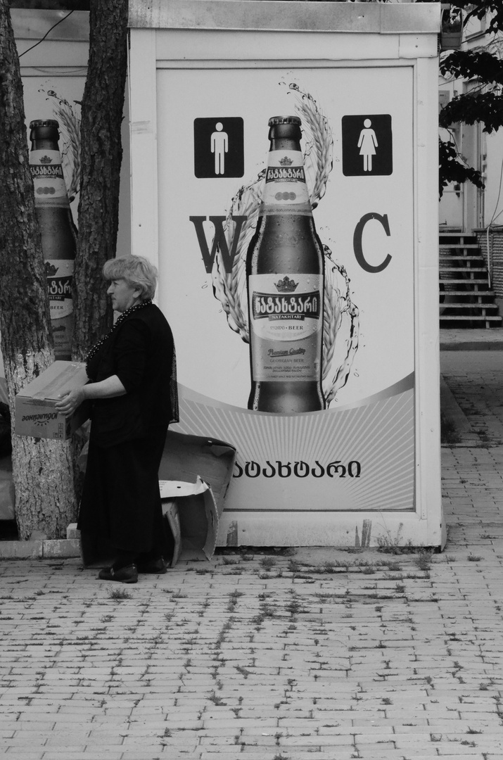 Toilette mit Bierwerbung vor Stalinmuseum (Gori/Georgien)