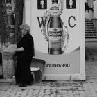 Toilette mit Bierwerbung vor Stalinmuseum (Gori/Georgien)