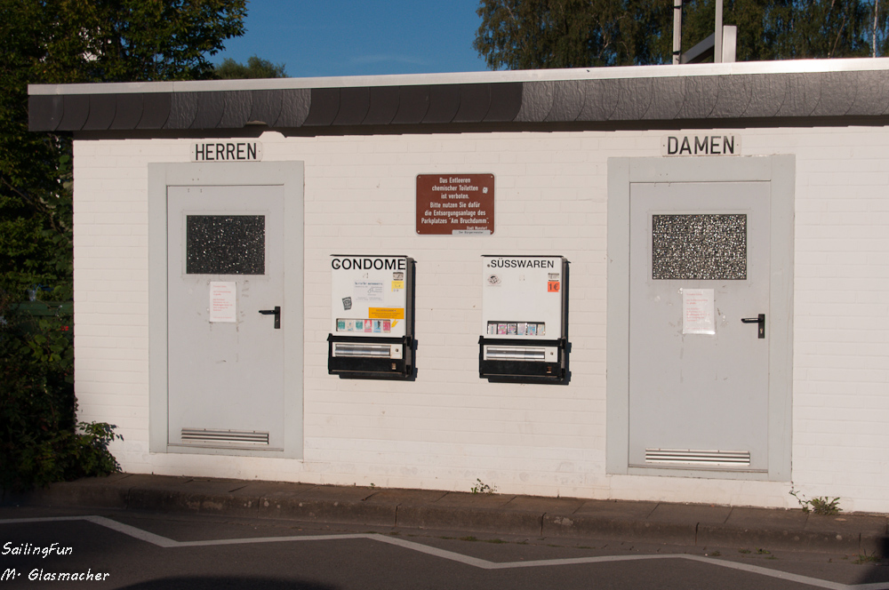 Toilettengebäude vor der Badeinsel