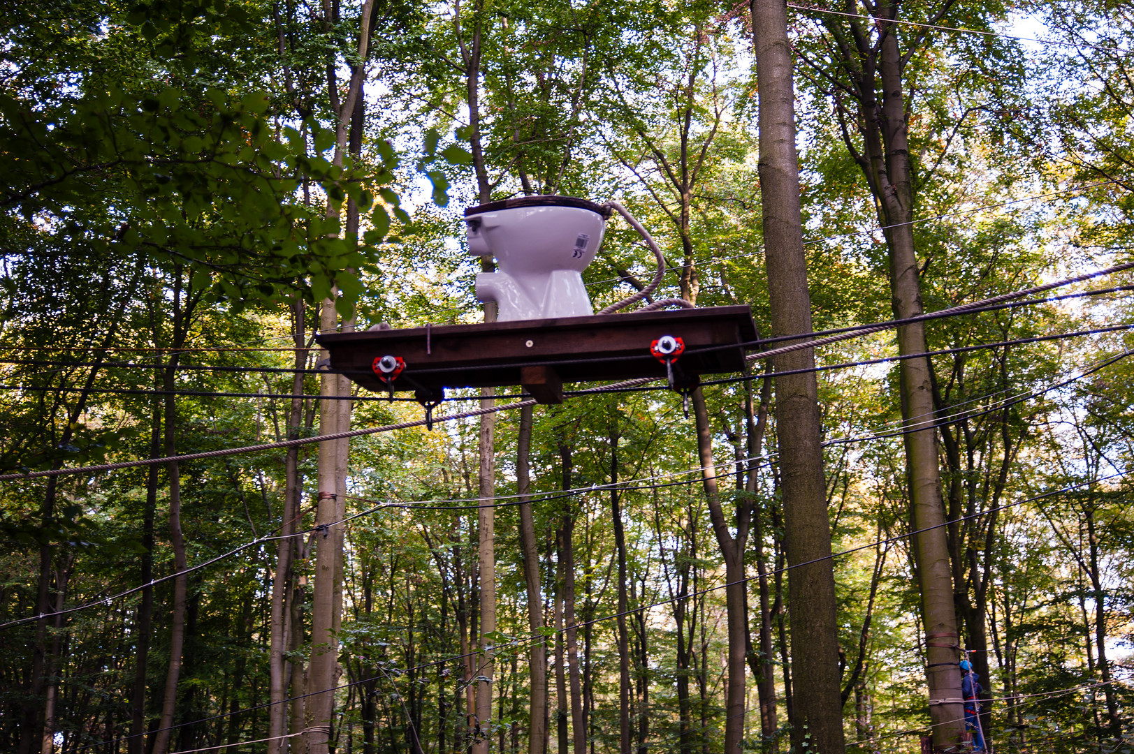 Toilettenpause im Kletterwald