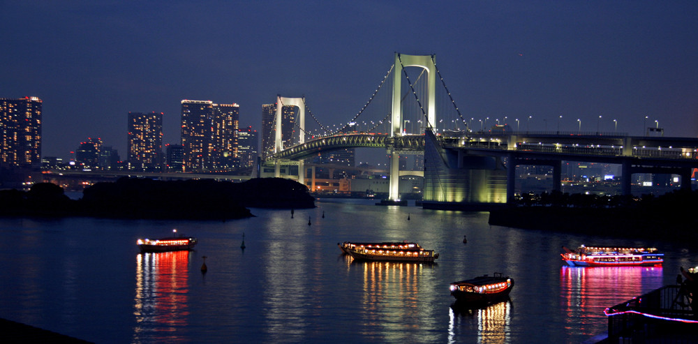 Tokio - Aussicht vom Odaiba Seaside Park nach Shinagawa und Rainbow Bridge