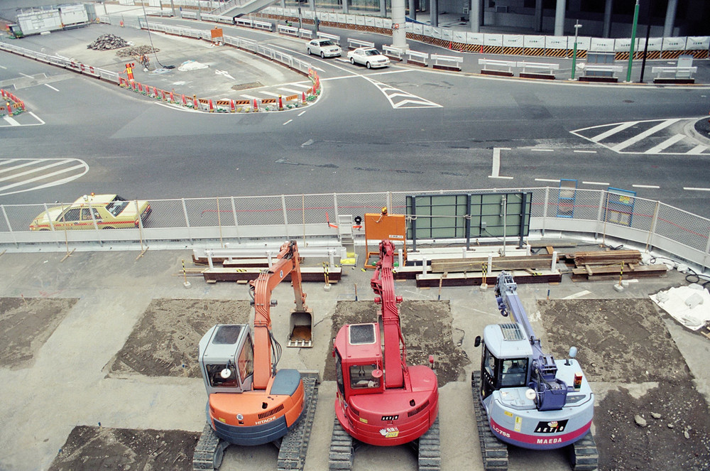 Tokio - makellose Ordnung auf der Baustelle. Verdiente Neujahrsferien auch für die Baumaschinen