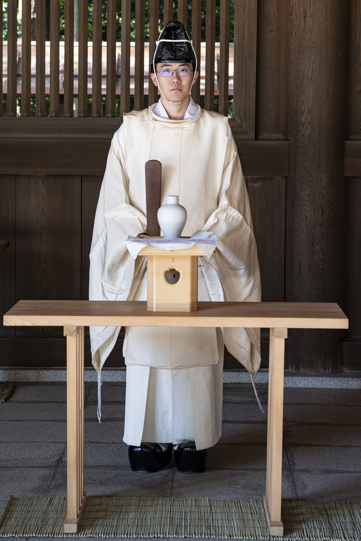 Tokyo, Junger Priester im Meiji- Jingu Schrein