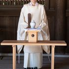 Tokyo, Junger Priester im Meiji- Jingu Schrein