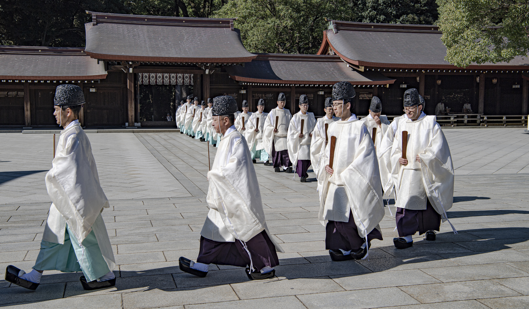 Tokyo, Priester im Meiji- Jingu Schrein