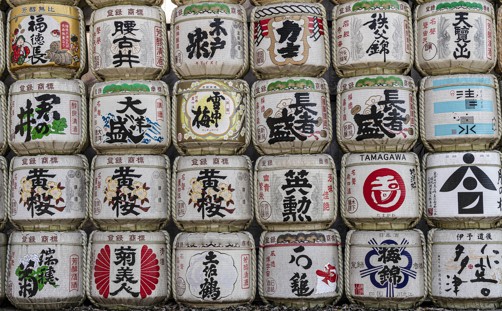 Tokyo, Sake-Fässer im Meiji- Jingu Schrein