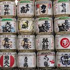 Tokyo, Sake-Fässer im Meiji- Jingu Schrein