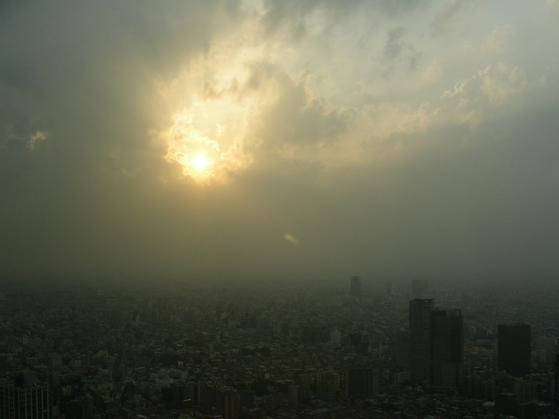 Tokyo: Skyline im Gegenlicht