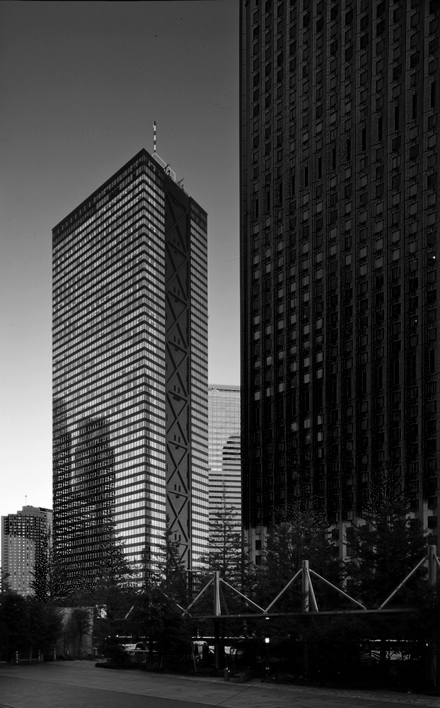 tokyo spiegelt sich im rathaus wieder