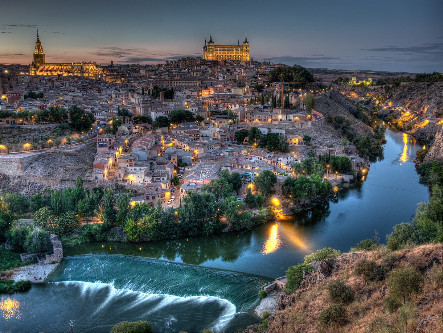 Toledo und der Tajo in der Dämmerung