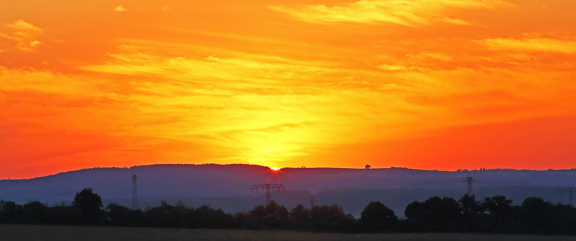 Tolle Farben am Himmel als sich die Sonne hinter dem Berg zeigte...