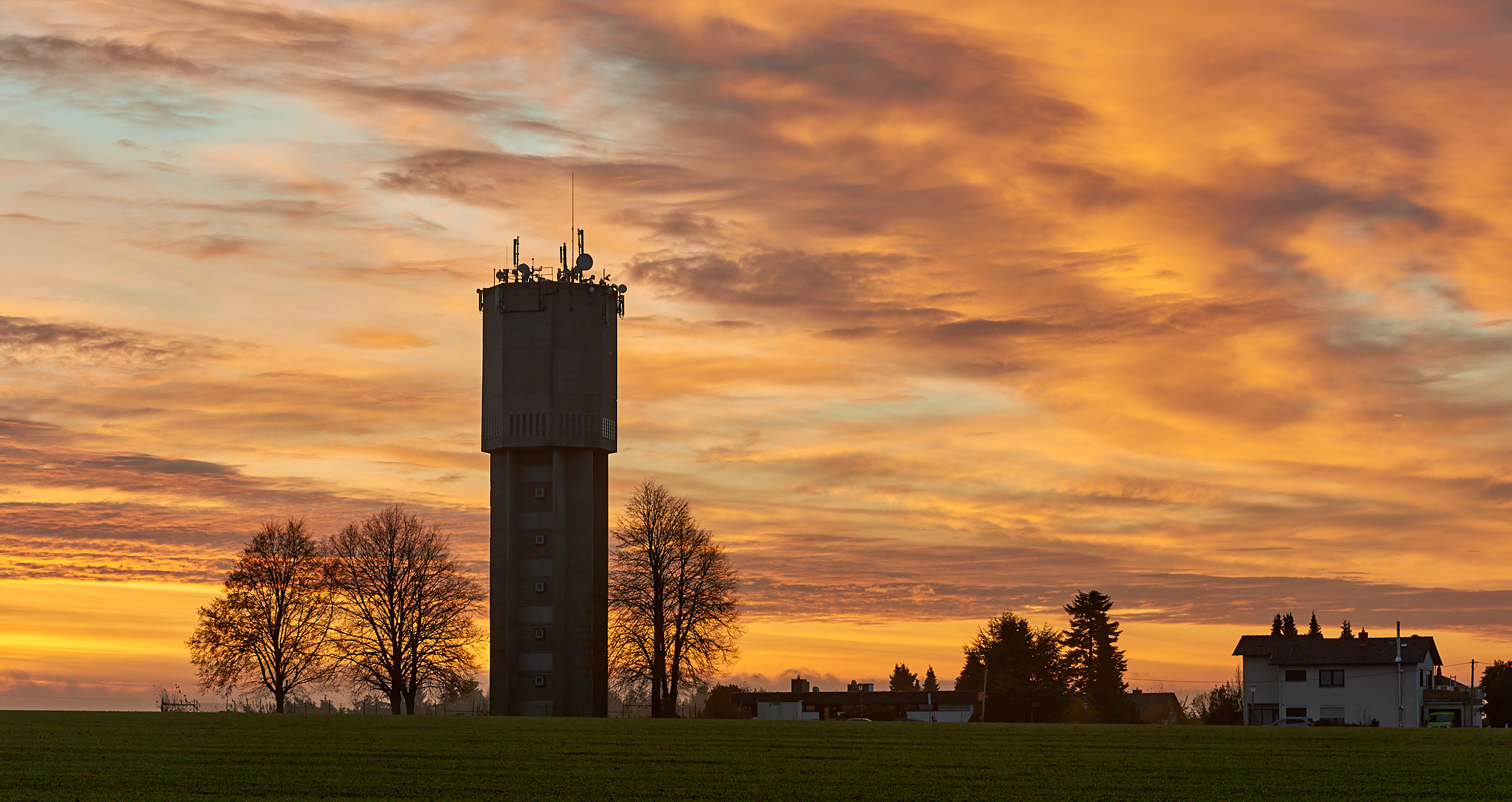 Tolle Lichtstimmung und Himmelsfarben über dem Wasserturm und meinem Wohngebiet.