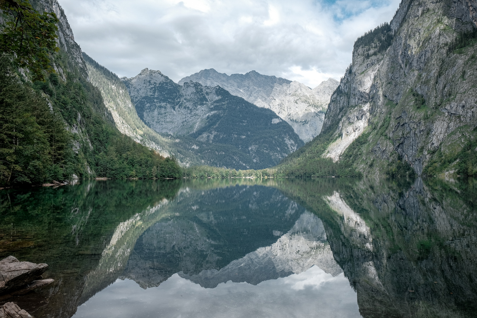 Tolle Spiegelung am Obersee mit Watzmann im Hintergrund.