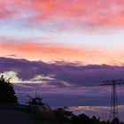 Toller Morgenhimmel mit dem Beginn der Brücke über die Autobahn