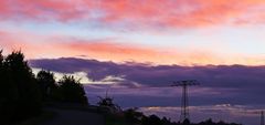 Toller Morgenhimmel mit dem Beginn der Brücke über die Autobahn