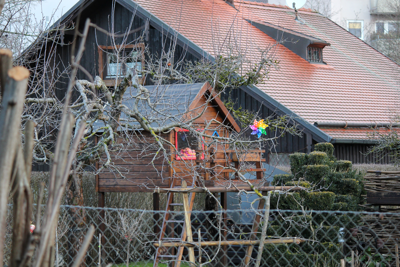 Tolles Baumhaus auf einem Spaziergang endeckt