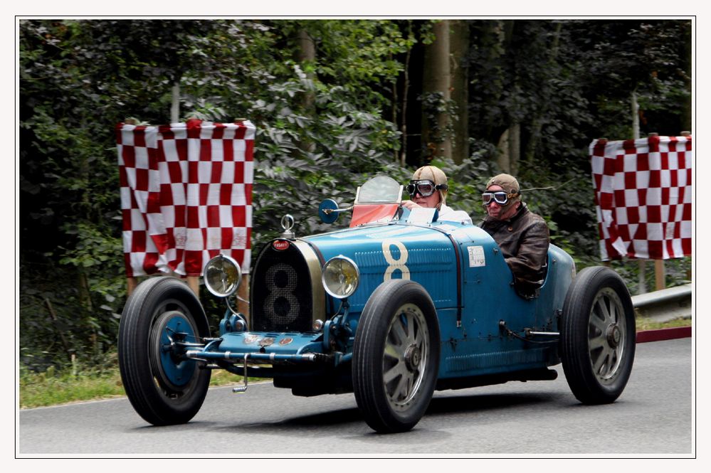 Tollkühne Menschen in ihren fantastischen Autos