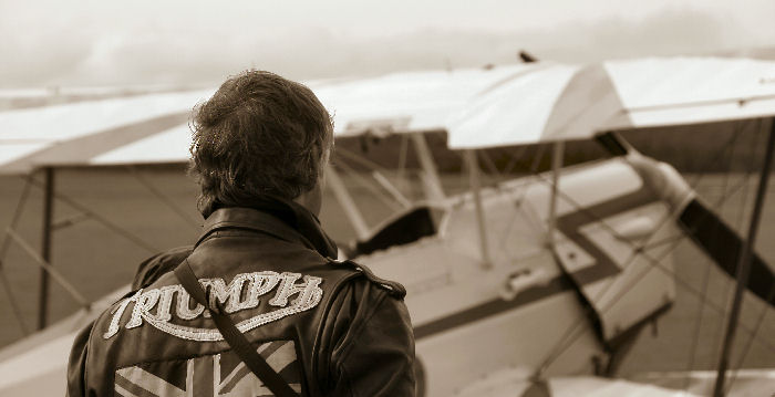 Tollkühner Mann vor seiner fliegenden Kiste