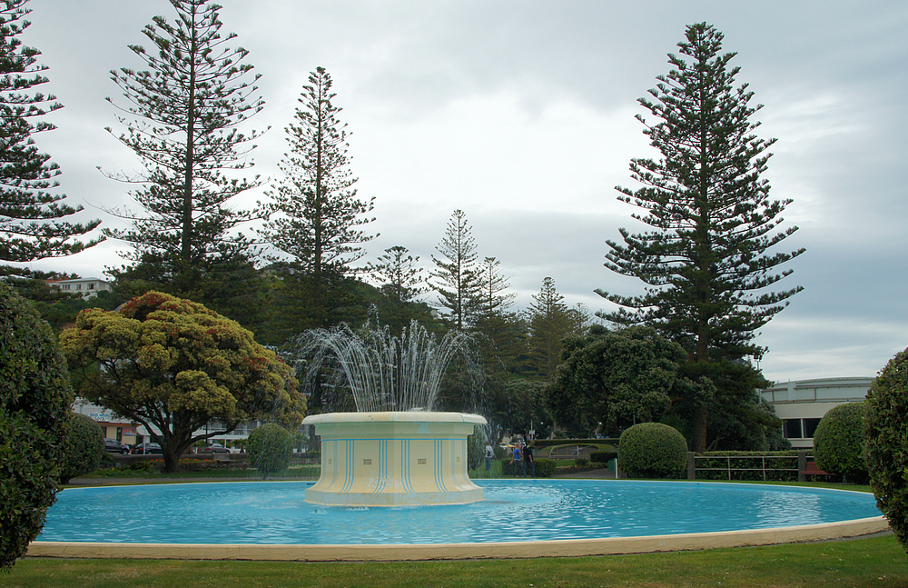 ..Tom Parker Fountain..