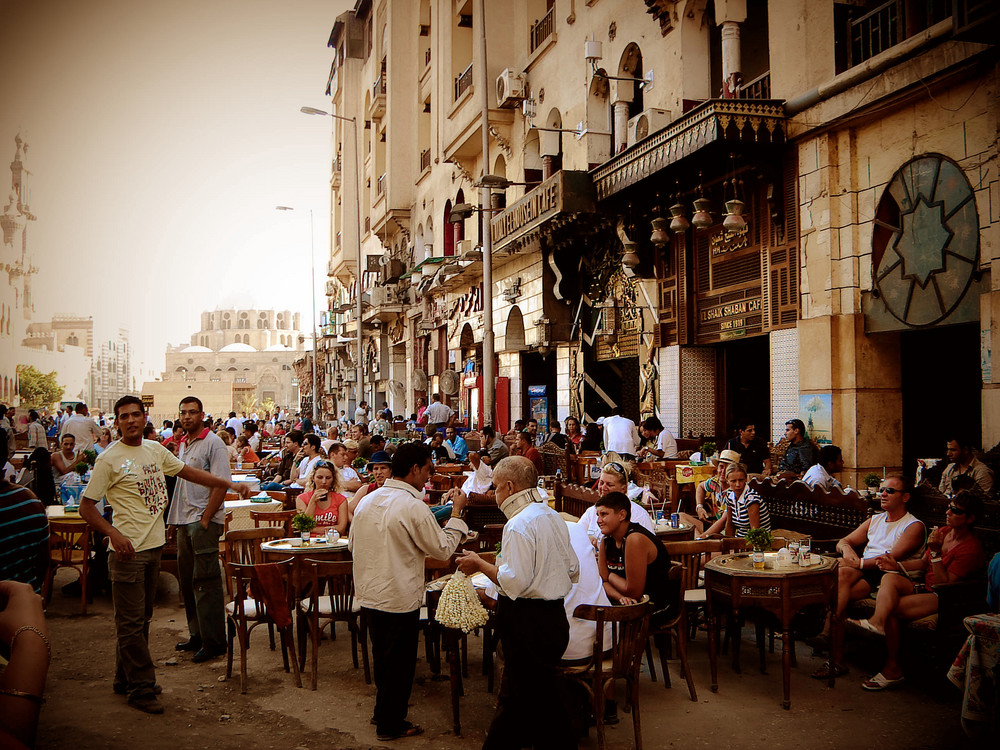 Tomando el té a la entrada del gran bazar del Cairo Jan el-Jalili.