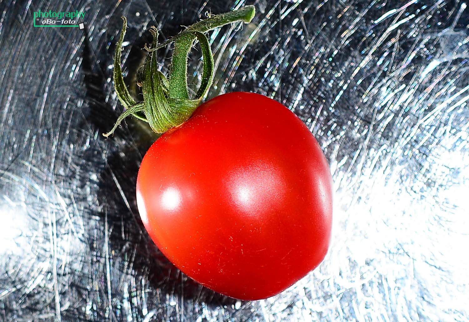 Tomate auf Silber