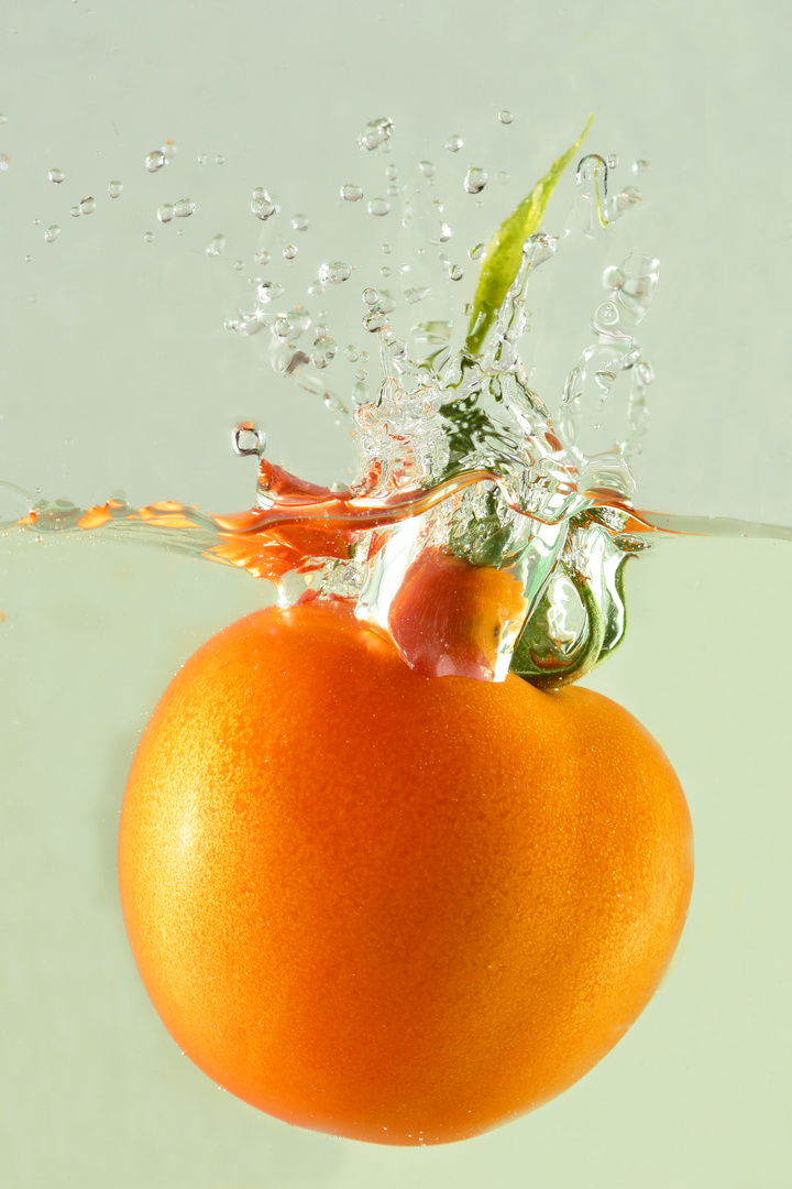 Tomate fällt ins Wasser