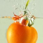 Tomate fällt ins Wasser
