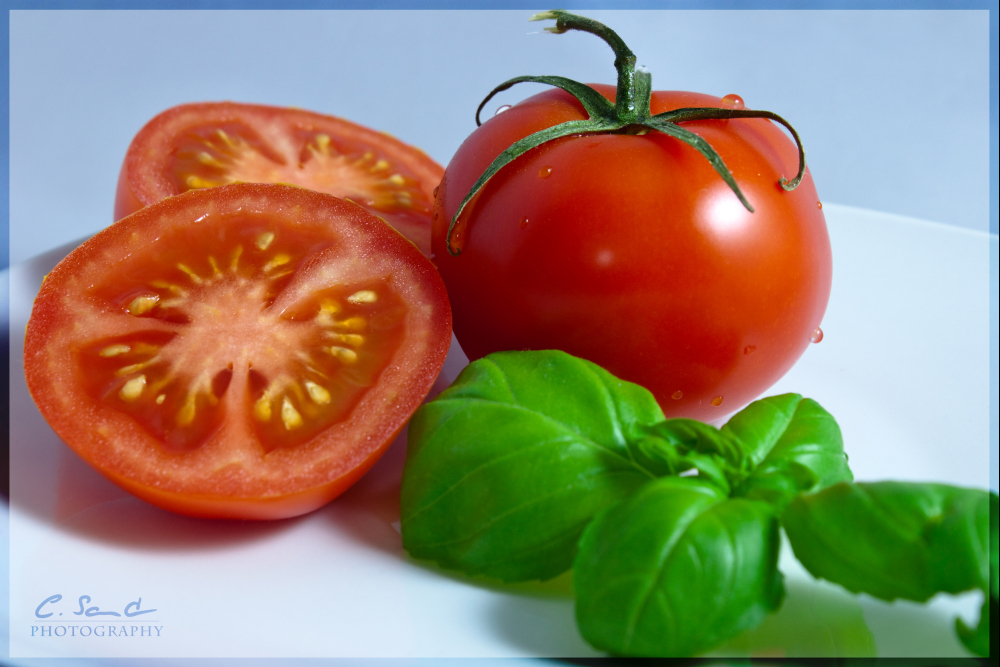 Tomate mit Basilikum