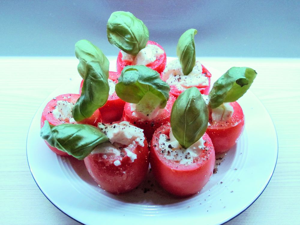 Tomate mit Mozarella gefüllt