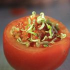 Tomate mit Überraschung