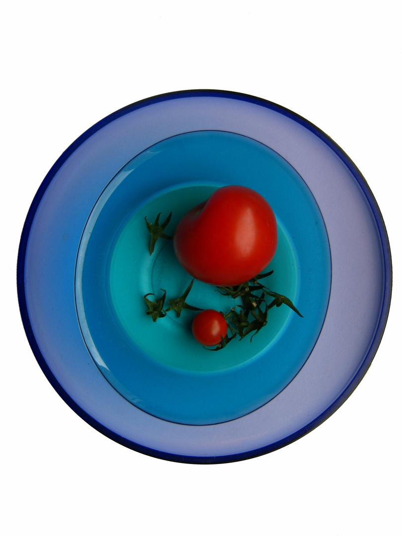 Tomaten auf blauem Teller